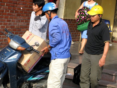 Người dân phờ phạc quay lại Thủ đô