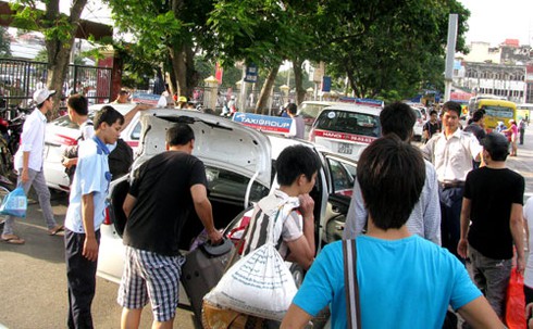 Người dân phờ phạc quay lại Thủ đô