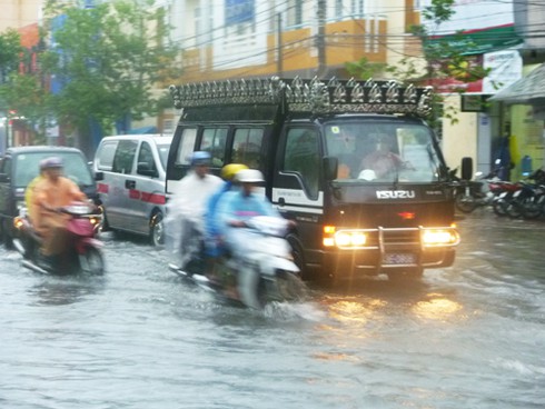 Miền Trung: Mưa lớn kéo dài, đường ngập nặng, lúa ngã đổ