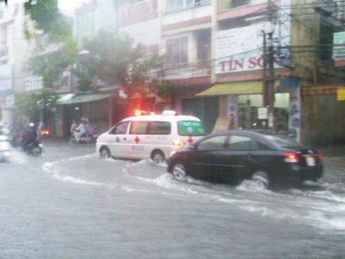 Miền Trung: Mưa lớn kéo dài, đường ngập nặng, lúa ngã đổ