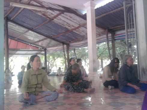 Chủ khu vườn kỳ lạ giở chiêu “móc túi” bệnh nhân