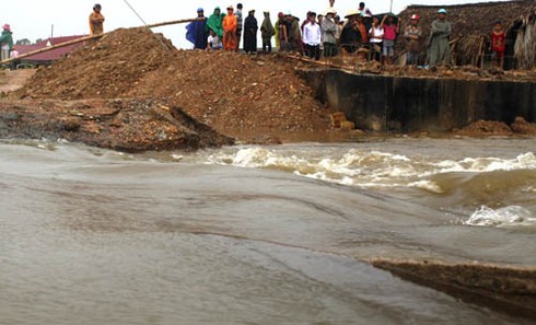 Đi khai giảng, 1 em học sinh bị lũ cuốn trôi