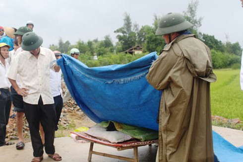 Đi khai giảng, 1 em học sinh bị lũ cuốn trôi