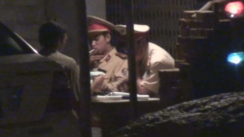 Mãi lộ trắng trợn dày đặc trên đường