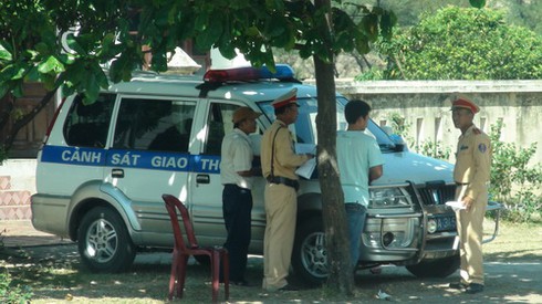 Mãi lộ trắng trợn dày đặc trên đường