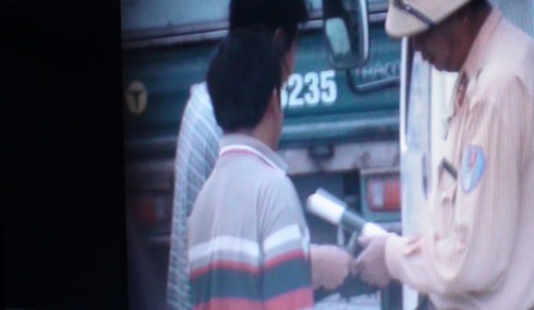 Mãi lộ trắng trợn dày đặc trên đường