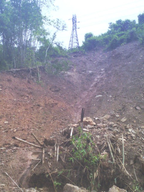 Miền Trung bị cô lập trong lũ sớm