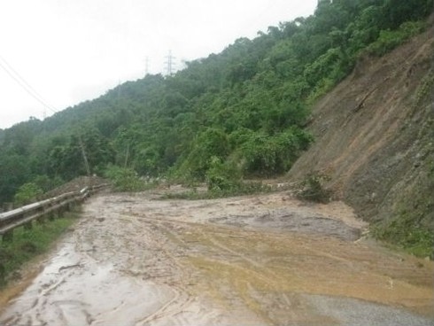 Miền Trung bị cô lập trong lũ sớm