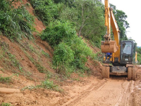 Miền Trung bị cô lập trong lũ sớm