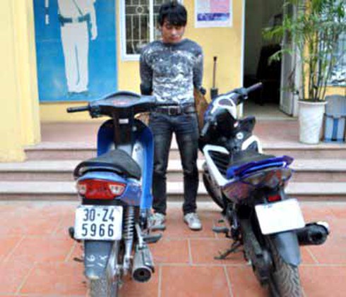 Mang xe máy ăn trộm đi tiêu thụ gặp Công an