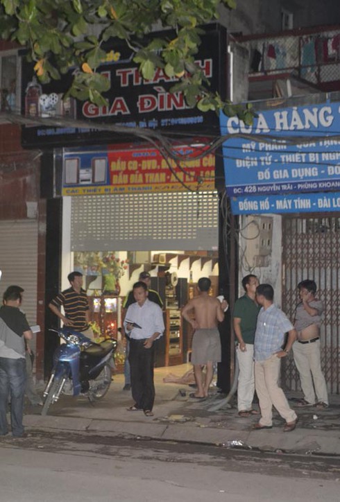 Va chạm xe biến thành hỗn chiến, 2 người bị chém, 1 chết tại chỗ