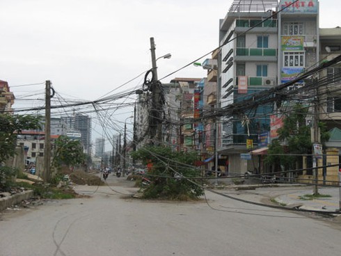 Kinh hãi đi qua phố bẫy dây cáp, điện ở Hà Nội
