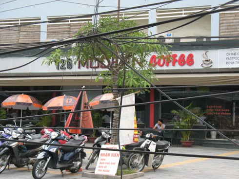 Kinh hãi đi qua phố bẫy dây cáp, điện ở Hà Nội