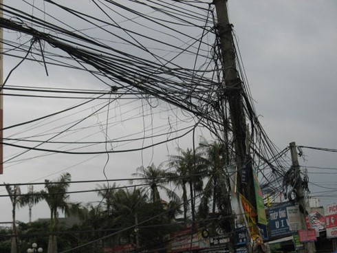 Kinh hãi đi qua phố bẫy dây cáp, điện ở Hà Nội