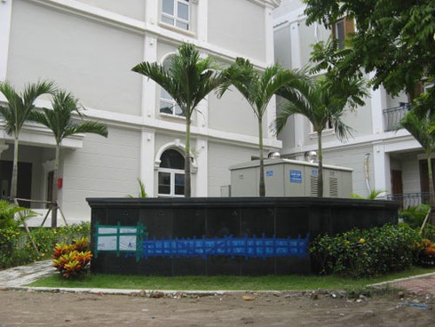 Kỳ quặc công trình dán băng keo bịt tên chủ đầu tư