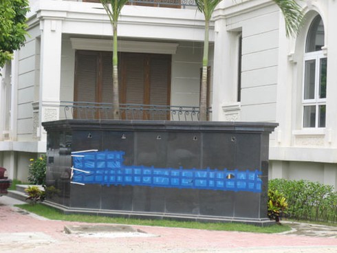 Kỳ quặc công trình dán băng keo bịt tên chủ đầu tư