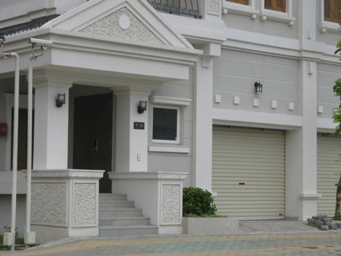 Kỳ quặc công trình dán băng keo bịt tên chủ đầu tư