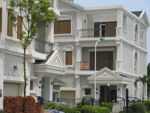 Kỳ quặc công trình dán băng keo bịt tên chủ đầu tư