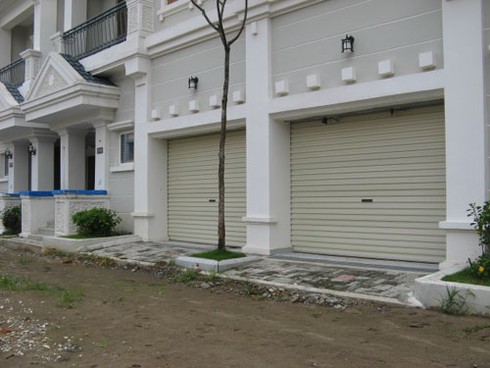 Kỳ quặc công trình dán băng keo bịt tên chủ đầu tư