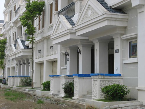 Kỳ quặc công trình dán băng keo bịt tên chủ đầu tư