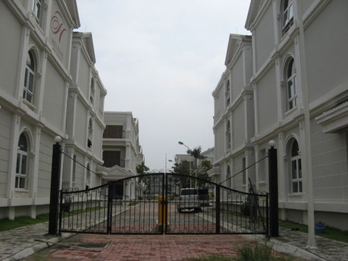 Kỳ quặc công trình dán băng keo bịt tên chủ đầu tư