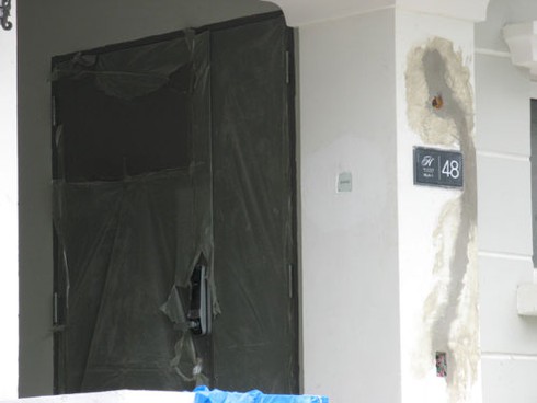 Kỳ quặc công trình dán băng keo bịt tên chủ đầu tư