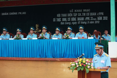 Bộ đội pháo phòng không diễn tập thực binh đánh địch tấn công