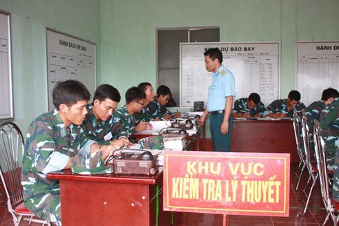 Bộ đội pháo phòng không diễn tập thực binh đánh địch tấn công