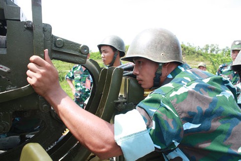 Bộ đội pháo phòng không diễn tập thực binh đánh địch tấn công