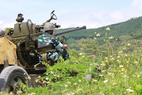 Bộ đội pháo phòng không diễn tập thực binh đánh địch tấn công