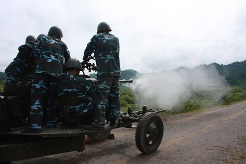 Bộ đội pháo phòng không diễn tập thực binh đánh địch tấn công