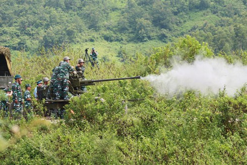 Bộ đội pháo phòng không diễn tập thực binh đánh địch tấn công