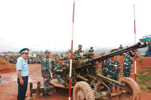 Bộ đội pháo phòng không diễn tập thực binh đánh địch tấn công