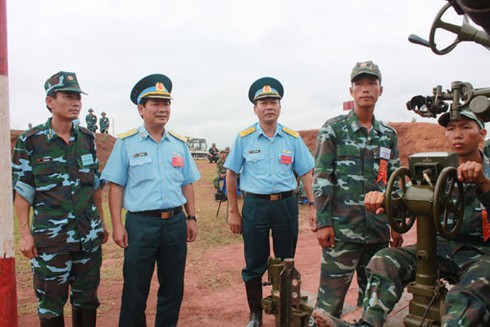 Bộ đội pháo phòng không diễn tập thực binh đánh địch tấn công