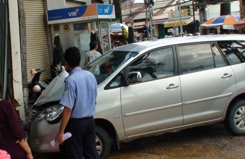 Tránh xe đạp, ô tô húc vào nhà dân