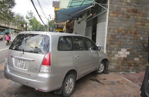 Tránh xe đạp, ô tô húc vào nhà dân