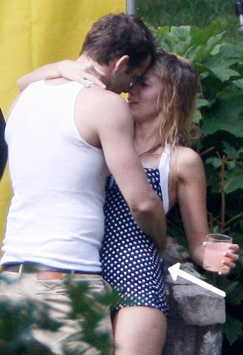 Chồng cũ Scarlett Johansson lấy bồ Leonardo Di Capiro