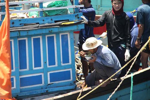 Dân đổ xô săn cổ vật, con tàu đắm biến thành... công trường