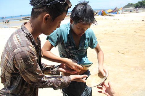 Dân đổ xô săn cổ vật, con tàu đắm biến thành... công trường