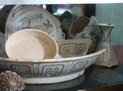 Dân đổ xô săn cổ vật, con tàu đắm biến thành... công trường