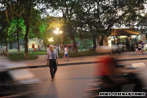 Quan điểm của 'Tây' về bia hơi, phố cổ và... sang đường ở Hà Nội