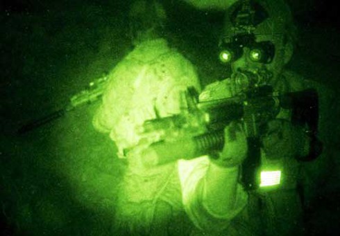 Bin Laden bị bắn chết vì… thò đầu ra hành lang