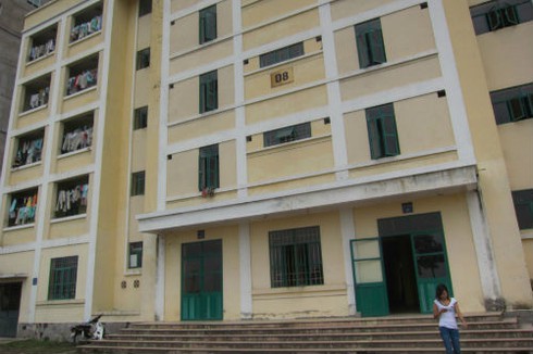 Chuyện lạ Hà Nội: Đi vệ sinh bị bấm giờ, gặp vợ phải trình giấy kết hôn