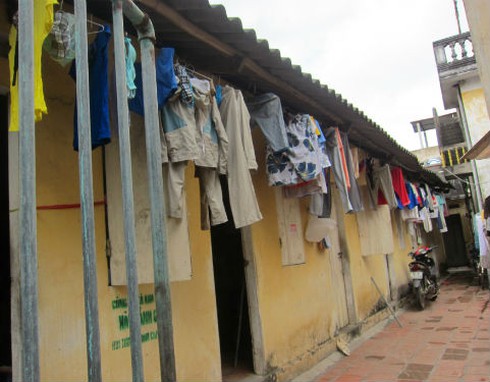 Chuyện lạ Hà Nội: Đi vệ sinh bị bấm giờ, gặp vợ phải trình giấy kết hôn