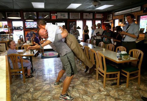 Video clip Tổng thống Obama bị 'nhấc lên trời'