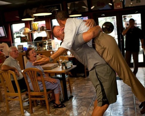 Video clip Tổng thống Obama bị 'nhấc lên trời'