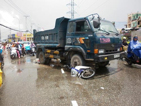 Xe tải 'lùa' xe máy, nhiều người kinh hoàng