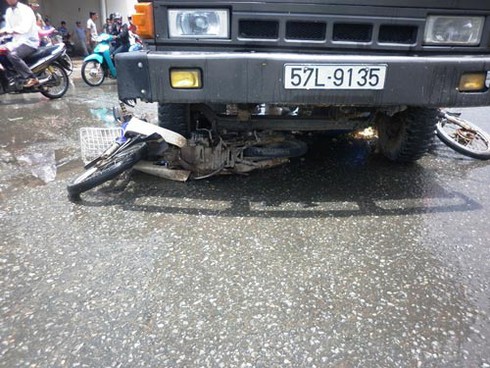 Xe tải 'lùa' xe máy, nhiều người kinh hoàng