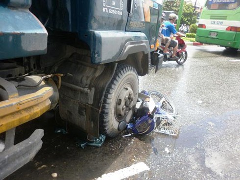 Xe tải 'lùa' xe máy, nhiều người kinh hoàng