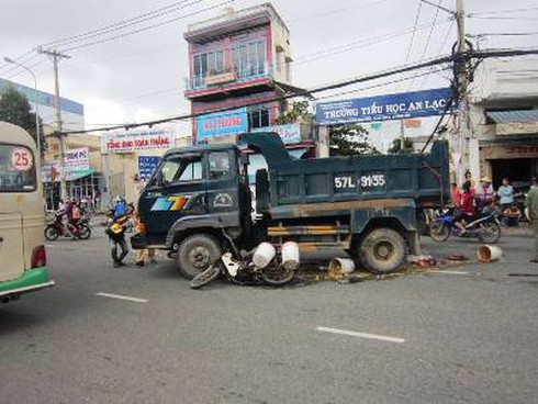 Xe tải “nuốt` hai xe máy, nạn nhân thoát chết hy hữu